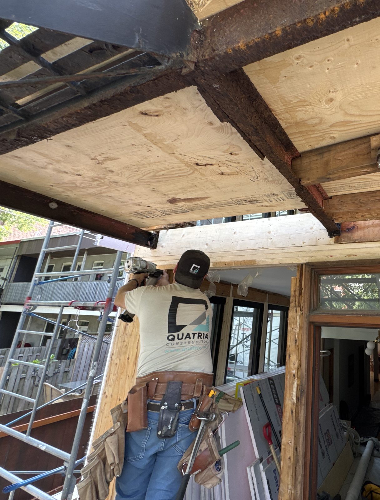 Quatria carpenter at work on a Montréal job site