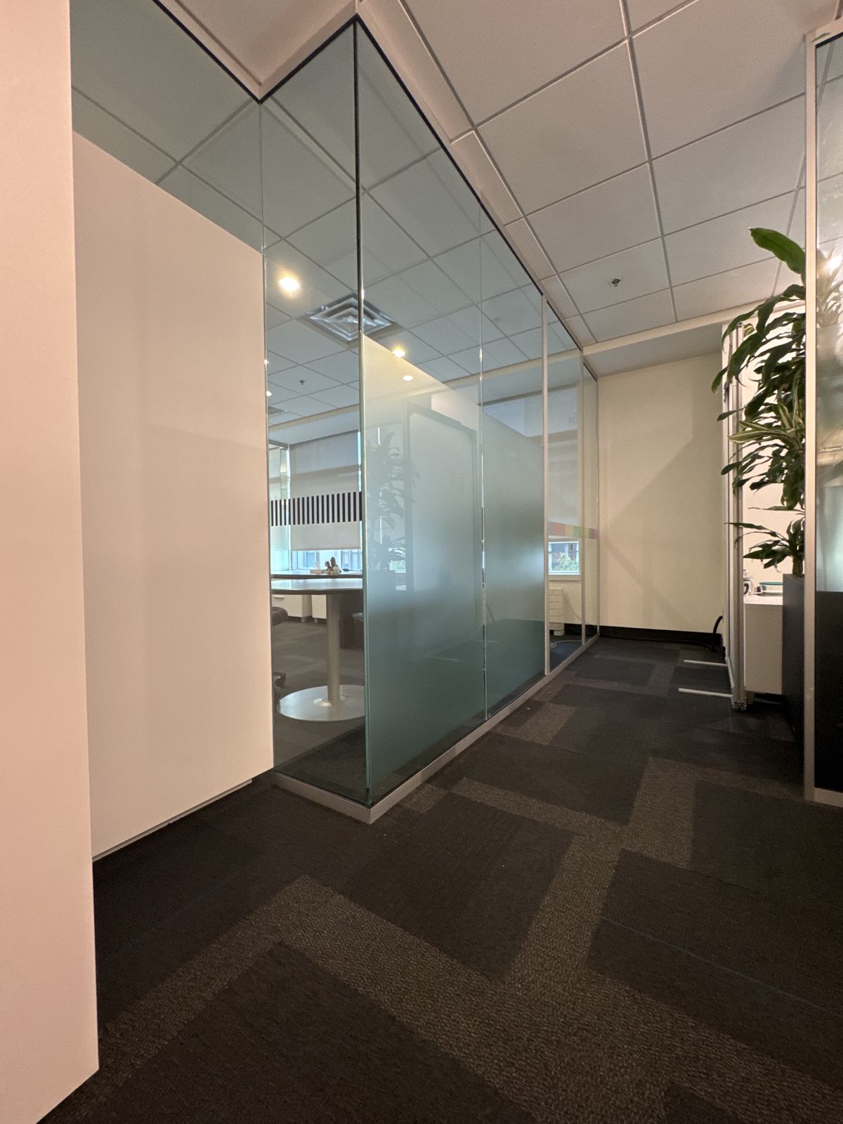 Glass partitions reconfigured ◆ Montréal (2/5)